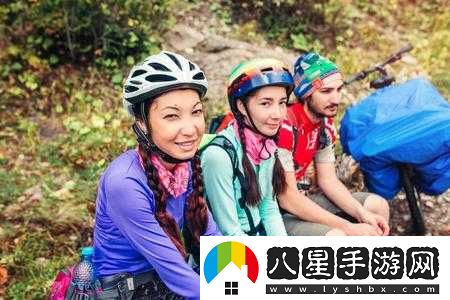 一前一后三個人一起騎自行車