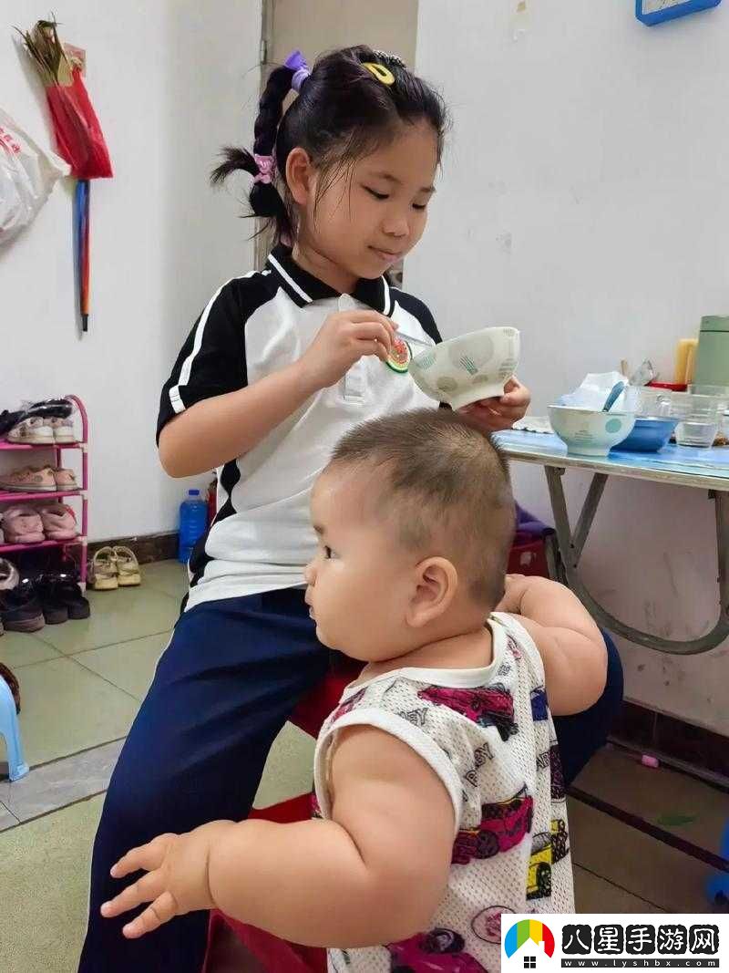 小孩喂姐姐吃困吧