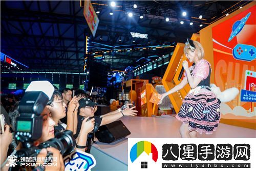 欣小萌驚艷CJ現(xiàn)場空降螃蟹游戲展位，激情熱舞點(diǎn)燃?jí)艋檬⒀?></p> <p>  【欣小萌燃情熱舞引爆全場】 </p> <p> 重頭戲，莫過于特邀嘉賓欣小萌的登場。她以一身精心設(shè)計(jì)的華麗裝扮，伴隨著動(dòng)感節(jié)拍，獻(xiàn)上了一段激情四溢的熱舞，瞬間點(diǎn)燃了CJ現(xiàn)場所有玩家的熱情。 </p> <p style=