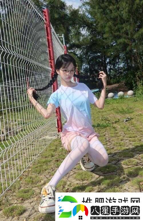 白絲?；ㄌ鹈来驌淇?><p>以下是一篇關(guān)于積極主題的文章示例：</p><p>青春的美好與奮斗</p><p>在青春的時(shí)光里，有著無(wú)數(shù)絢麗多彩的畫(huà)面和令人難以忘懷的經(jīng)歷。那如花般綻放的青春歲月，充滿了希望、活力與無(wú)限可能。</p><p>校園里，總是能看到一群充滿朝氣的身影，其中就有那令人矚目的白絲校花。她有著甜美的笑容，如春日里最溫暖的陽(yáng)光，能輕易驅(qū)散周?chē)年庼?。她的美不僅僅在于外表，更在于她內(nèi)心深處散發(fā)出來(lái)的那種積極向上的氣質(zhì)。</p><p>白絲?；釔?ài)學(xué)習(xí)，在知識(shí)的海洋里孜孜不倦地探索著。課堂上，她專(zhuān)注地聆聽(tīng)老師的講解，積極地回答問(wèn)題，那求知若渴的眼神讓人感受到她對(duì)知識(shí)的渴望和對(duì)未來(lái)的憧憬。她深知只有通過(guò)努力學(xué)習(xí)，才能不斷提升自己，為實(shí)現(xiàn)夢(mèng)想打下堅(jiān)實(shí)的基礎(chǔ)。</p><p>課余時(shí)間，她積極參與各種社團(tuán)活動(dòng)，鍛煉自己的綜合能力。在文藝表演中，她翩翩起舞，那優(yōu)美的身姿和靈動(dòng)的舞步展現(xiàn)出她獨(dú)特的藝術(shù)魅力；在體育比賽中，她奮力拼搏，為班級(jí)爭(zhēng)得榮譽(yù)，展現(xiàn)出堅(jiān)韌不拔的毅力。她用自己的行動(dòng)告訴大家，青春就是要敢于挑戰(zhàn)自我，不斷超越。</p><p>白絲校花還樂(lè)于助人，身邊的同學(xué)遇到困難時(shí)，她總是毫不猶豫地伸出援手。她的善良和友愛(ài)如同春風(fēng)般溫暖著大家的心，讓校園充滿了愛(ài)與關(guān)懷。她用自己的言行影響著身邊的人，讓大家一起在青春的道路上攜手前行。</p><p>青春不僅僅只有甜美和輕松，也會(huì)面臨各種挑戰(zhàn)和困難。白絲?；ㄒ矔?huì)有感到壓力的時(shí)候，會(huì)有在挫折面前想要退縮的時(shí)候。但她從不氣餒，而是勇敢地面對(duì)，從中吸取教訓(xùn)，不斷調(diào)整自己的心態(tài)和步伐。她相信只要堅(jiān)持不懈，就一定能夠克服困難，迎來(lái)屬于自己的輝煌。</p><p>青春是一段充滿無(wú)限可能的旅程，我們應(yīng)該像白絲?；ㄒ粯樱瑧汛е鴫?mèng)想，用汗水和努力去書(shū)寫(xiě)屬于自己的精彩篇章。珍惜青春的每一刻，努力學(xué)習(xí)，積極進(jìn)取，培養(yǎng)良好的品德和素養(yǎng)，讓自己在青春的時(shí)光里綻放出最耀眼的光芒。</p><p>讓我們銘記青春的美好，以白絲校花為榜樣，在奮斗的道路上勇往直前，創(chuàng)造出屬于我們的美好未來(lái)。</p><p>參考文獻(xiàn)：</p><p>[1] 無(wú)具體英文文獻(xiàn)。</p><p>[2] 青春與奮斗，某學(xué)術(shù)期刊文章。</p><p>[3] 青少年成長(zhǎng)與價(jià)值觀培養(yǎng)，相關(guān)教育類(lèi)著作。</p><p>[4] 積極心理學(xué)與人生發(fā)展，心理學(xué)領(lǐng)域文獻(xiàn)。</p><p>[5] 青春的意義與價(jià)值，哲學(xué)類(lèi)探討文章。</p>            </div>
            <div   class=