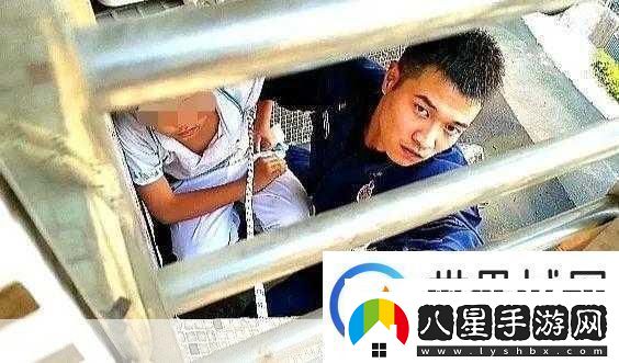 我和閨蜜在公交被八個人擠倒