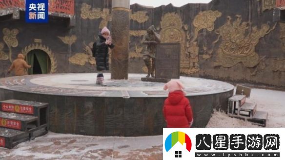 上演現(xiàn)實版“冰火兩重天”！吐魯番火焰山迎來降雪