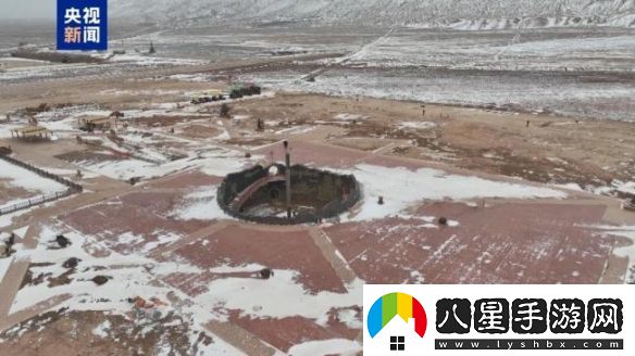 上演現(xiàn)實版“冰火兩重天”！吐魯番火焰山迎來降雪