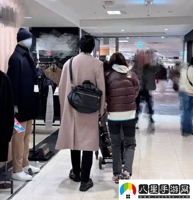 魏晨帶老婆兒子日本逛街一家三口同框低調(diào)幸福