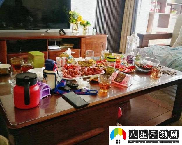 幾個(gè)裝修工人把我壓在茶幾更新了