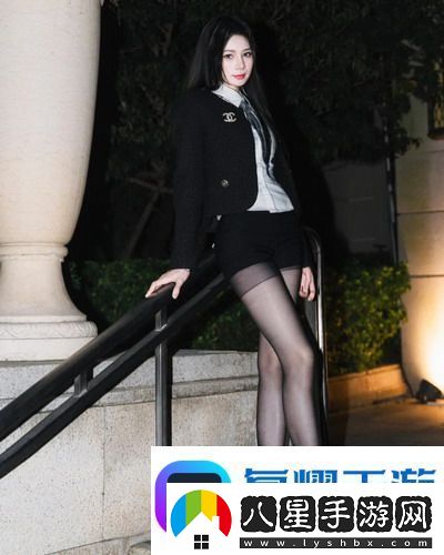 中午媽媽在廚房做飯忙碌翻炒網(wǎng)友