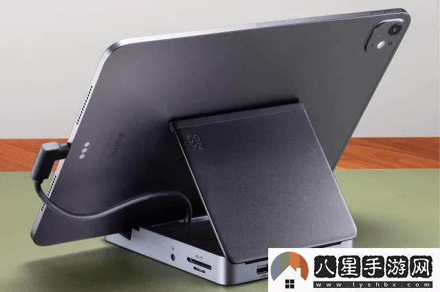 六接口擴(kuò)展塢來襲！平板秒變?nèi)苷?></p><p>購(gòu)買該擴(kuò)展塢的用戶還將獲得一根短USB-C連接線，便于將擴(kuò)展塢與固定在支架上的平板設(shè)備相連。在接口配置上，這款擴(kuò)展塢表現(xiàn)不俗，不僅配備了支持4K 60Hz外接顯示器的HDMI端口，還擁有一個(gè)USB-A 3.2端口，數(shù)據(jù)傳輸速度最高可達(dá)10Gbps。它還提供了SD和microSD存儲(chǔ)卡插槽，為用戶提供了額外的存儲(chǔ)擴(kuò)展選擇。</p><p>為了滿足用戶在不同場(chǎng)景下的使用需求，這款擴(kuò)展塢還設(shè)計(jì)了一個(gè)可調(diào)節(jié)角度的支撐架，用戶可以根據(jù)實(shí)際需求自由調(diào)整支撐架的角度，以獲得最佳的使用體驗(yàn)。同時(shí)，它還設(shè)有一個(gè)耳機(jī)插孔以及一個(gè)支持最高100W充電功率的USB-C端口，為用戶提供了更多的便利。</p>            </div>
            <div   class=